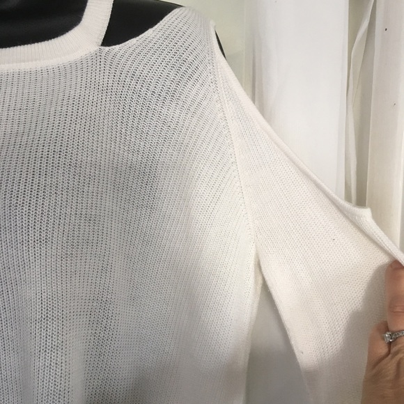 Open shoulder light weight sweater - Picture 3 of 5